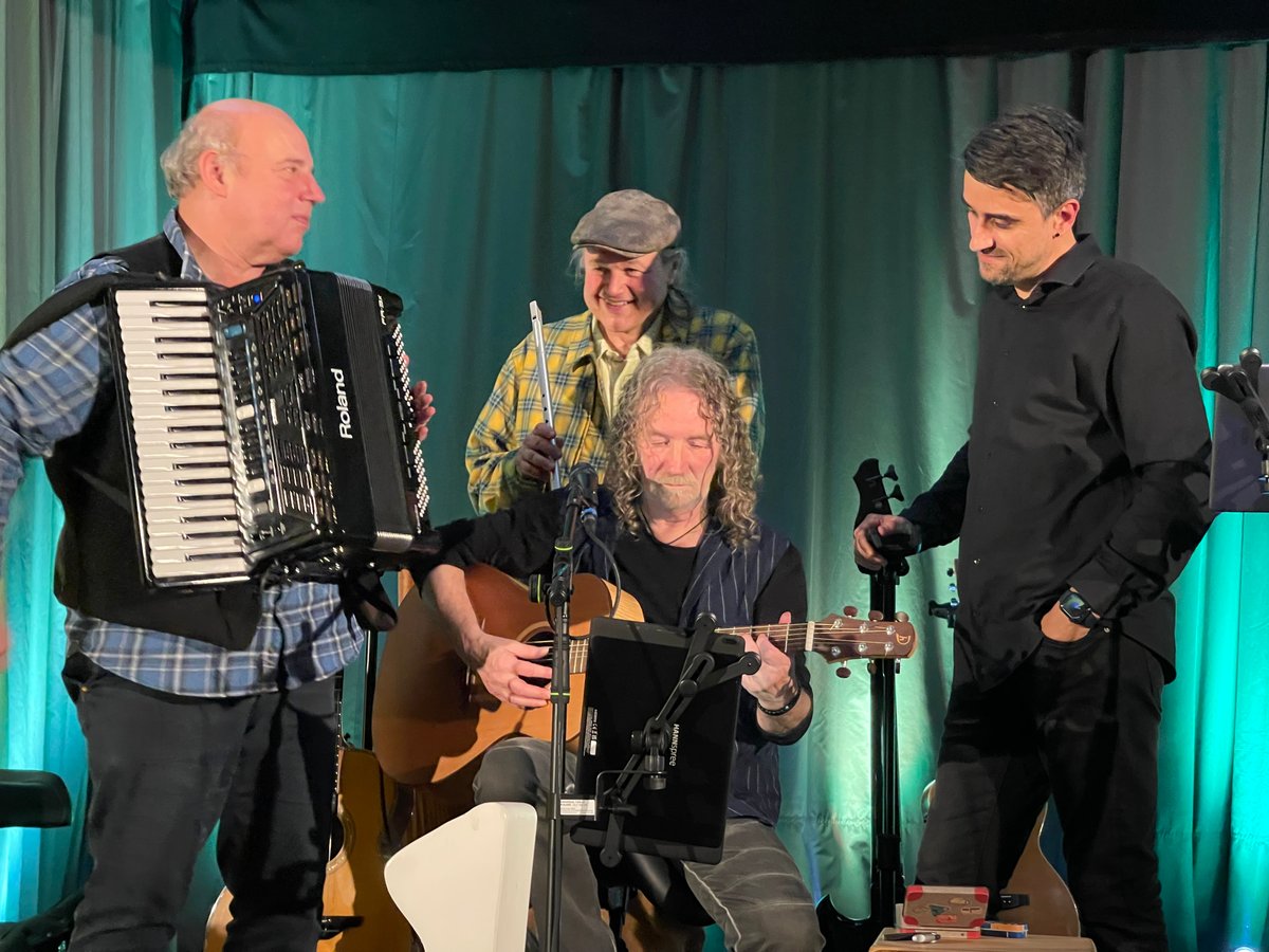 Die Band VELVET beim Auftritt – vier Musiker mit Irish Folk Instrumenten